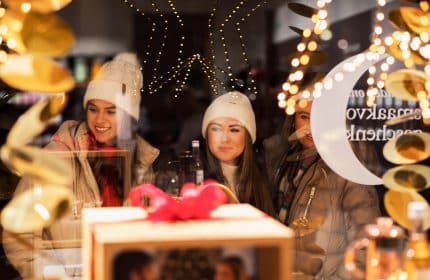 Winkelen dames december winter kerstetalage Dordrecht