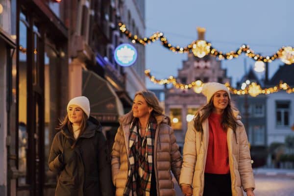 Winkelen dames december winter kerstverlichting Visstraat Gulden Os Dordrecht (2)