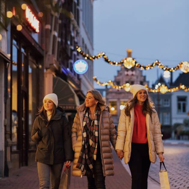 Winkelen dames december winter kerstverlichting Visstraat Gulden Os Dordrecht (2)